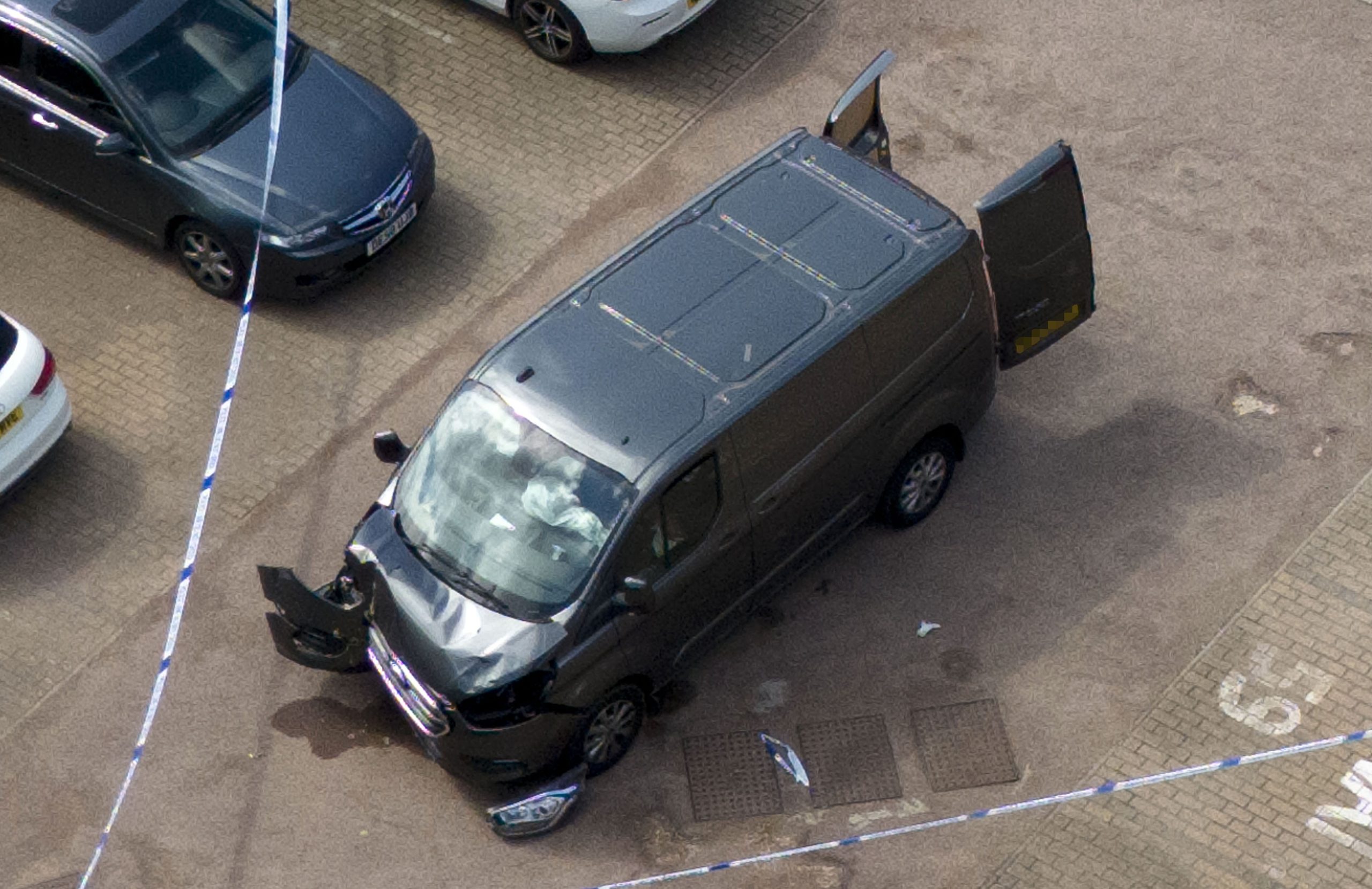 La furgoneta, acordonada con cinta policial, en Laing Close, Hainault