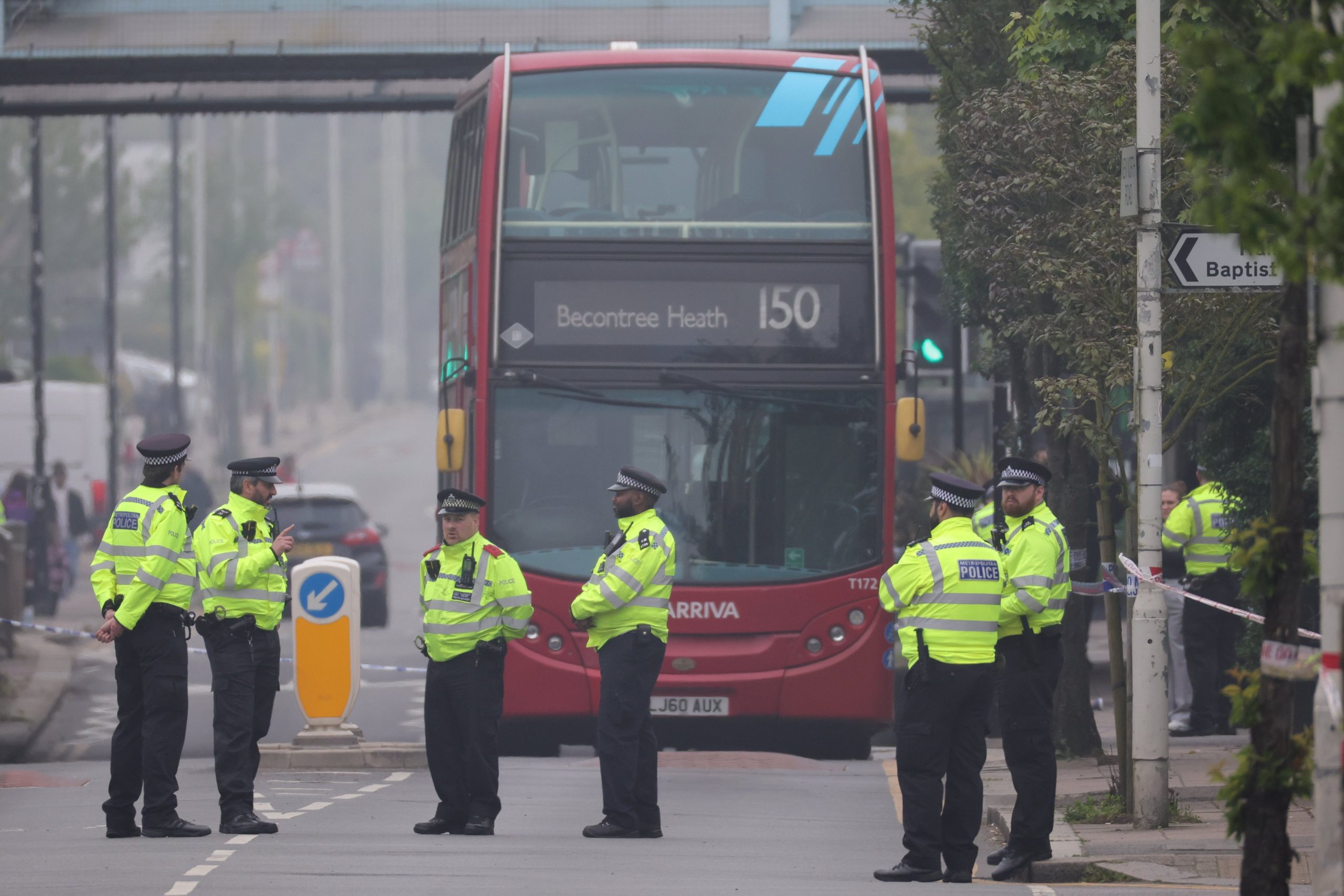 Se estableció un cordón alrededor de la estación de metro de Hainault en el noreste de Londres después del ataque