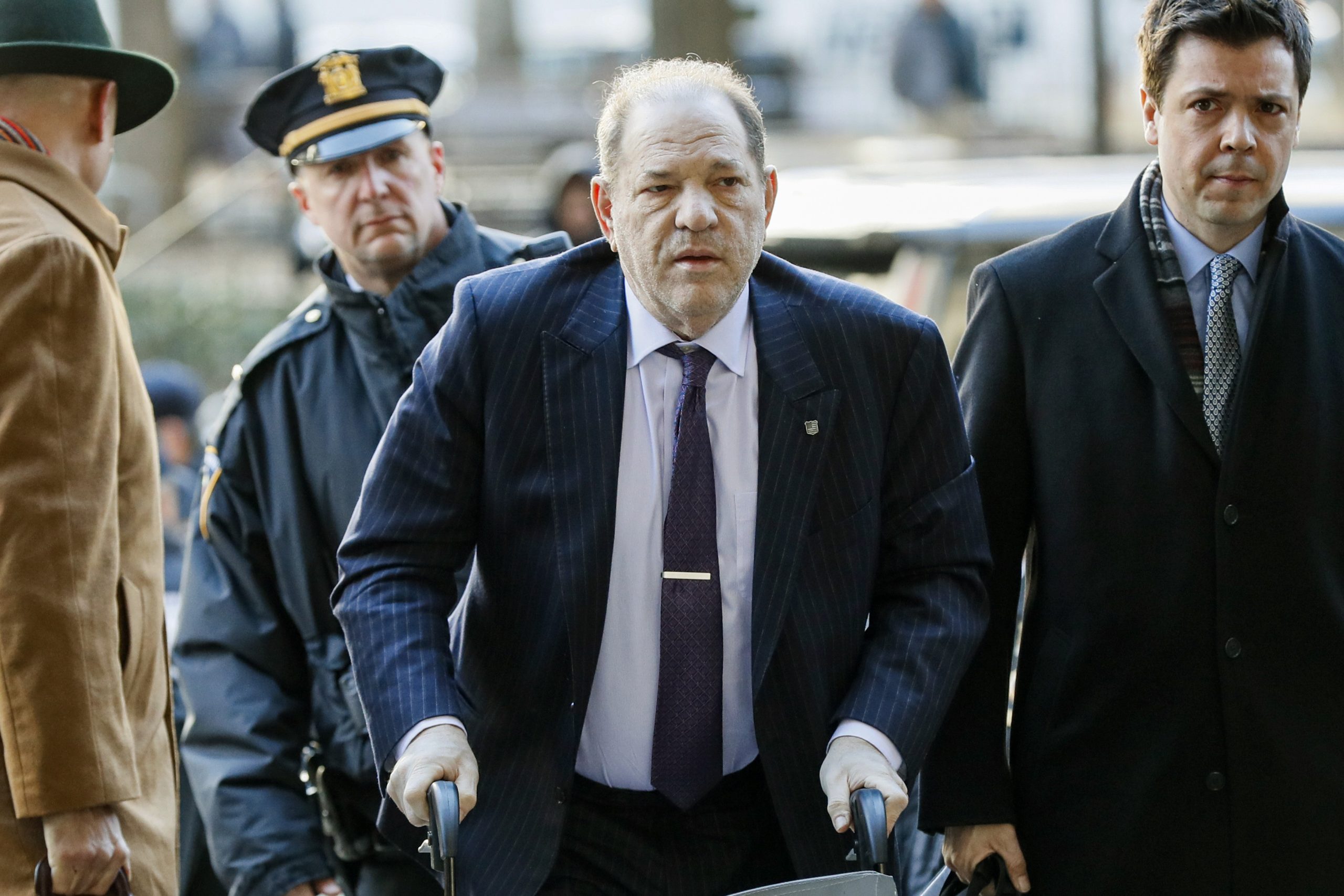 Weinstein llegando a un tribunal de Manhattan durante su juicio en 2020. En ese momento usaba un andador, ahora parece estar confinado a una silla de ruedas